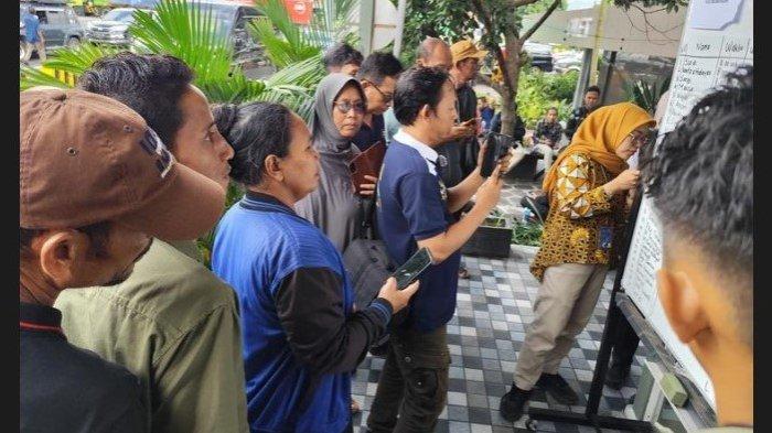 DATANGI POSKO - Sejumlah anggota keluarga mendatangi posko kapal tenggelam, Kamis (3/7/2025). Mereka mengecek korban KMP Tunu Pratama Jaya yang tenggelam di Selat Bali.
