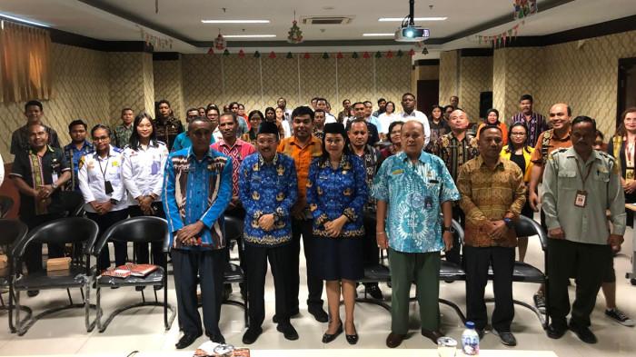 Sekda NTT didamapingi Karo Ekonomi dan Pembangunan foto bersama para peserta Rakor Pembangunan