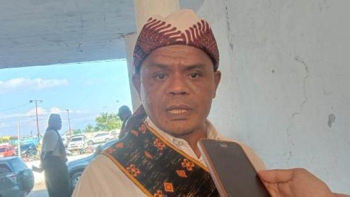 PETUGAS KEBERSIHAN - Ansel Kaise, Sekertaris Fraksi PSI DPRD Kabupaten Ende menyesali kondisi para honorer petugas kebersihan yang sejak awal tahun 2025 belum menerima haknya.