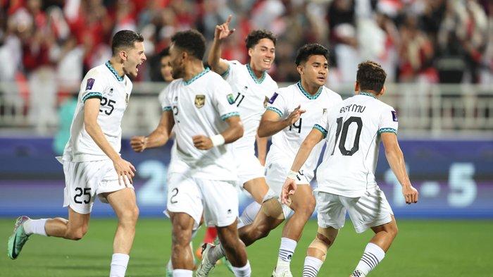 Kapten Timnas Indonesia, Asnawi Mangkualam bersukaria bersama rekan setimnya setelah dia mencetak gol ke gawang Vietnam dalam lanjutan fase Grup D Piala Asia 2023 di Stadion Abdullah bin Khalifa pada Jumat malam, 19 Januari 2024.