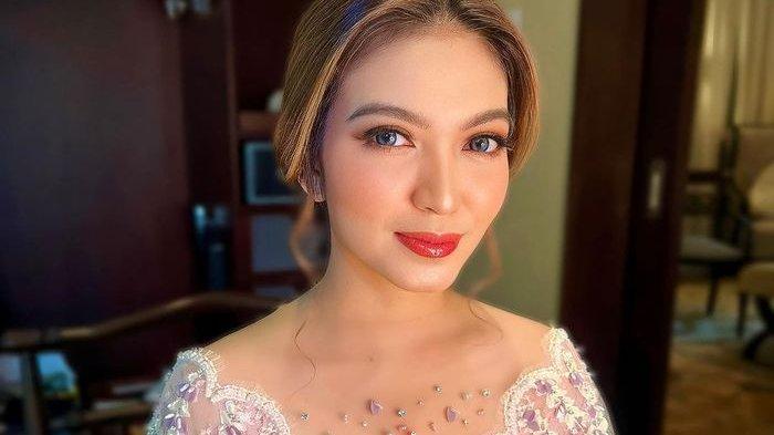 CANTIK -- Selvi Ananda pancarkan pesona kecantikan saat jadi model kebaya