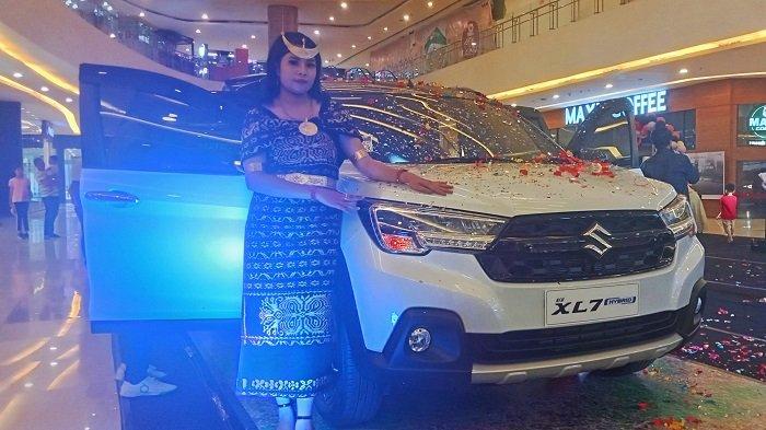 Seorang Sales Promotion Girls berpose depan Suzuki New XL7 Hybrid saat launching di Lippo Plaza Kupang pada Sabtu, 8 Juli 2023.