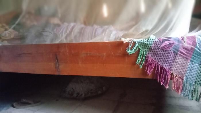 Seorang ibu di Kecamatan Naibenu Kabupaten TTU yang baru melahirkan melaksanakan tradisi Nu