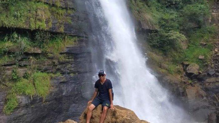 Seorang wisatawan menikmati keindahan air terjun Cunca Lega di Kampung Purang-Nanu, Desa Tebo, Kecamatan Rahong Utara, Kab. Manggarai, NTT, Selasa, (24/5/2022).