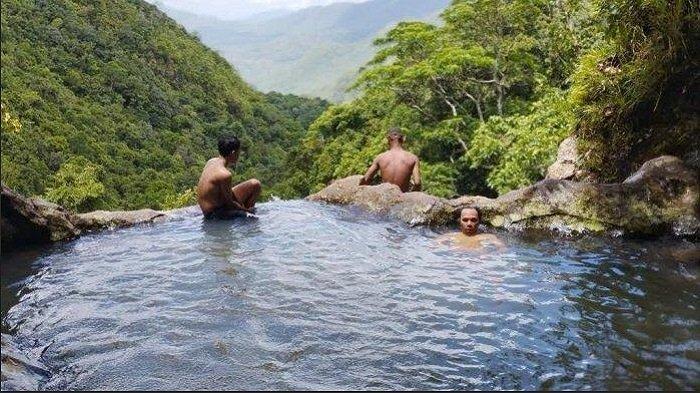 DESA WISATA - Wisatawan menikmati keindahan air terjun di Desa Wae Lolos, Kecamatan Sano Nggoang, Kabupaten Manggarai Barat.