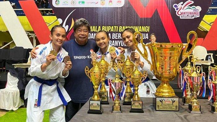 Soke Frans Fernando pose bersama atlet NTT peraih medali emas kata beregu putri senior.