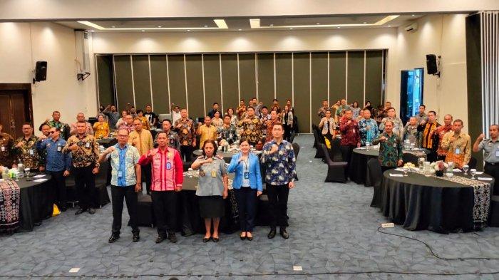 SI YAHOX - Kakanwil Kemenkumham NTT, Marciana D Jone bersama peserta Seminar Strategi Pencegahan Gratifikasi dan Pungutan Liar serta Strategi Kehumasan dalam Mengantisipasi Bahaya Hoax