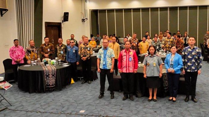 SI YAHOX - Kakanwil Kemenkumham NTT, Marciana D Jone bersama peserta Seminar Strategi Pencegahan Gratifikasi dan Pungutan Liar serta Strategi Kehumasan dalam Mengantisipasi Bahaya Hoax