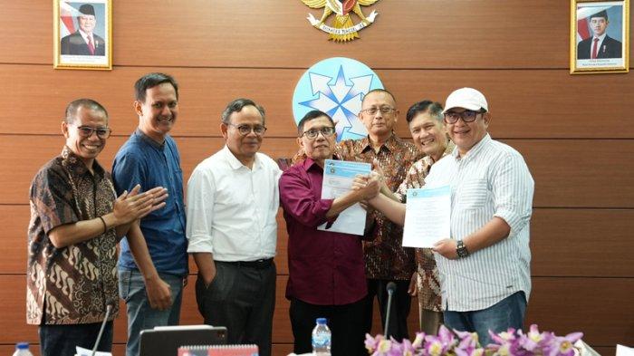 Ketua Umum PWI Kongres Luar Biasa, Zulmansyah Sekedang (paling kanan), berjabat tangan dengan Ketua Umum PWI Kongres Bandung, Hendry Ch Bangun (keempat dari kiri) setelah menandatangani SK Panitia Bersama Kongres Persatuan PWI di Gedung Dewan Pers, Jakarta, Selasa (13/6/2025). Ikut menyaksikan, dari kiri ke kanan, Dahlan Dahi (mediator, anggota Dewan Pers), Yogi Hadi Ismanto (anggota Dewan Pers), Komaruddin Hidayat (Ketua Dewan Pers), Totok Suryanto (Wakil Ketua Dewan Pers), dan Wina Armada Sukardi (Sekjen PWI KLB).