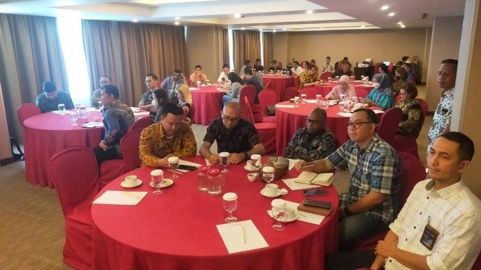 SIMAK MATERI -Peserta FGD sedang menyimak materi dari Kepala LL Dikti Wilayah XV, Prof.Dr.Adrianus Amheka,S.T,M.Eng di aula lantai 3 Hotel Aston, Jumat, 7 Juli 2023.