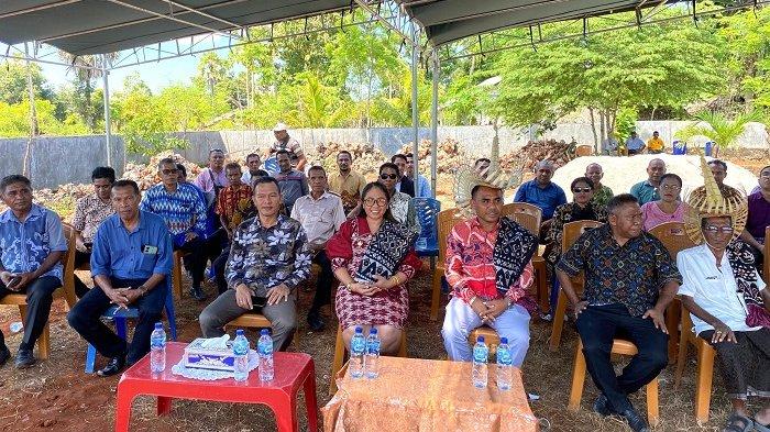 SIMSON POLIN - Wabup Rote Ndao, DPRD NTT, Simson Polin, Pastor Paroki St. Kristoforus Ba'a bersama jajaran pengurus DPP dan segenap umat ada dalam acara peletakkan batu pertama pembangunan Kapela St. Fransiskus Asisi Oelua.