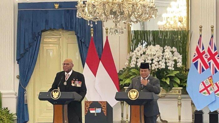 Sitiveni Rabuka - Presiden Prabowo Subianto dalam pernyataan bersama (joint statement) bersama Perdana Menteri (PM) Sitiveni Rabuka, di Istana Merdeka, Kompleks Istana Kepresidenan Jakarta, pada Kamis (24/4/2025).