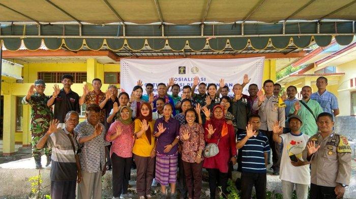 POSE BERSAMA -Pose bersama usai sosialisasi PMI dan TPPO di halaman Kantor Camat Magepanda, Kamis, 31 Agustus 2023.
