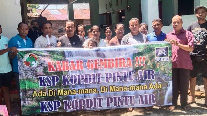 SOSIALISASI PINTAR -Teamwork KSP Kopdit Pintu Air Kantor Cabang Dompu bersama warga Diaspora NTT usai sosialisasi koperasi primer nasional terbaik itu.
