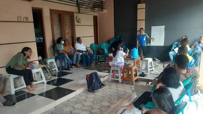 Sosialisasi - Suasana saat sosialisasi KSP Kopdit Pintu Air yang digelar di kediaman keluarga Elven Rajalewa, Grand Depok City, Cluster Alamanda, Depok Jawa Barat, Sabtu (15/7/2023). Tampak Wakil Ketua Komite KSP Kopdit Pintu KCP Kampung Sawah, Sirinus Gleko sedang memberikan penjelasan.