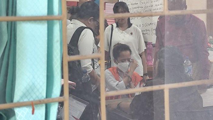 Stefani alias Fani (20) sedang mengusap matanya dan mengenakan baju tahanan ketika berada di Ruang Pidana Umum Kejaksaan Negeri Kota Kupang. Fani merupakan penyedia jasa anak di bawah umur untuk eks Kapolres Ngada AKBP Fajar Lukman melakukan tindakan asusila. Kamis (12/6/2025)