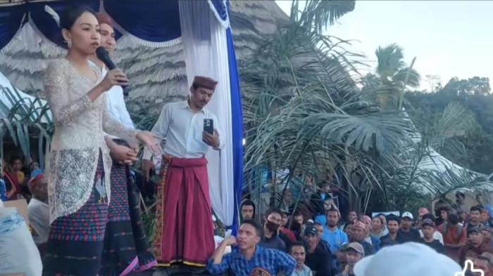 Stevi Harman anggota DPD RI bersama suaminya Mario Pranda saat upacara Wagal atau pernikahan secara adat di natas Todo-Lukup, Manggarai.
Anggota DPD RI Stevi Harman Dorong Ritual Adat Manggarai Wagal dan Pentang Pitak Didaftarkan ke PBB