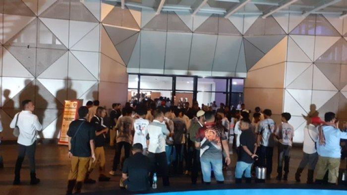 Suasana di depan pintu masuk utama Auditorium Undana menjelang berlangsungnya debat kedua calon Gubernur dan wakil Gubernur NTT, Rabu 6 November 2024.