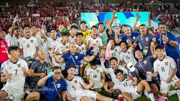BERSUKARIA - Pemain dan ofisial Timnas U17 Indonesia bersukaria setelah mengalahkan Korea Selatan 1-0 pada llaga Piala Asia U17 2025 di Stadion Prince Abdullah Al Faisal, Jeddah, Jumat (4/4/2025) malam.