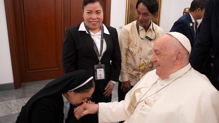 Sr Irene OP mencium tangan Paus Fransiskus di Kedubes Tahta Suci untuk Indonesia di Jakarta, Rabu (4/9/2024).