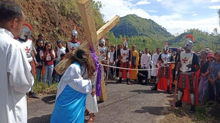 TABLO - OMK Santo Longginus Wolowio Bajawa, saat mengisahkan kisah sengsara Yesus di Bukit Taman Bunda Maria Ratu Semesta Alam Wolowio Bajawa, Jumat (18/4).
