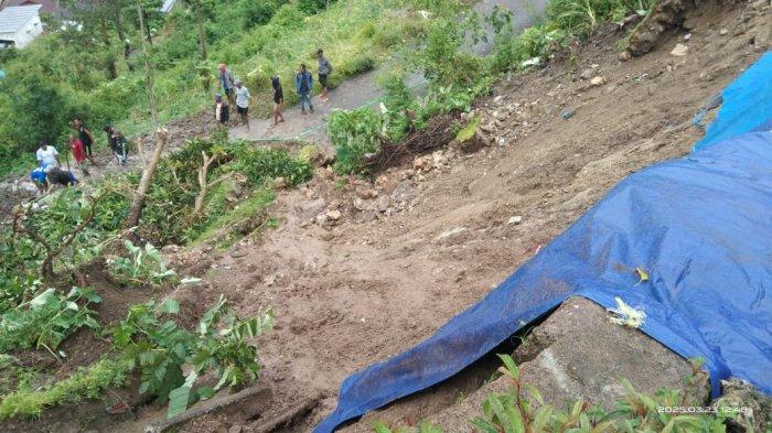 Material tanah longsor yang menutupi badan jalan di Bea Mese, Kabupaten Manggarai, Minggu 23 Maret 2025.