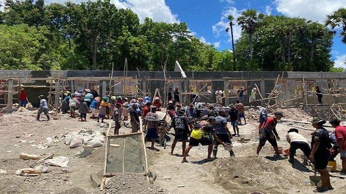 TNI, Polri dan warga Desa Lanaus bergotong-royong mengerjakan Gedung SDN Lanaus