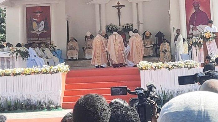 Suasana upacara pentahbisan Uskup Baucau, Mgr. Leandro Maria Alves, Pr di pelataran Katedral Santo Antonius Baucau, Timor Leste, Jumat 21 Juli 2023.