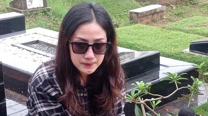 Tamara Tyasmara ditemui di makam Dante di TPU Jeruk Purut, Jakarta Selatan, Minggu (10/3/2024).