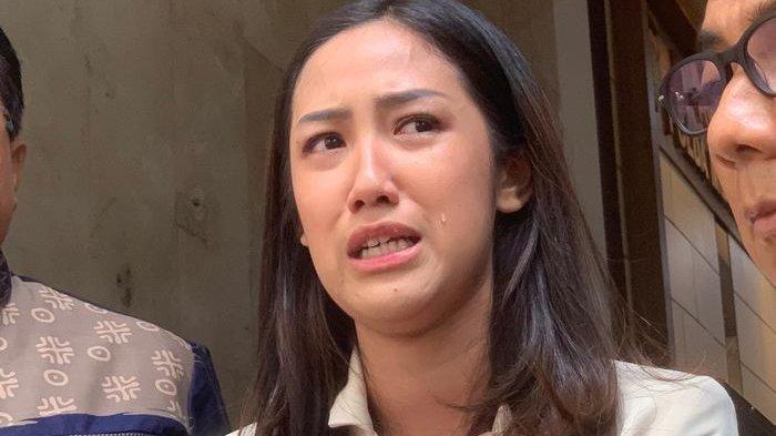Tamara Tyasmara saat ditemui di Polda Metro Jaya, Jakarta, Jumat (9/2/2024). Sang aktris mengaku cubit dan gigit anaknya, Dante saat sudah terkapar tak bernyawa.