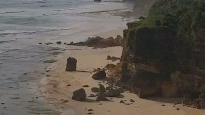 Tampak reruntuhan batu cincin di Pantai Mbawana, Kabupaten Sumba Barat Daya, Nusa Tenggara Timur (NTT).