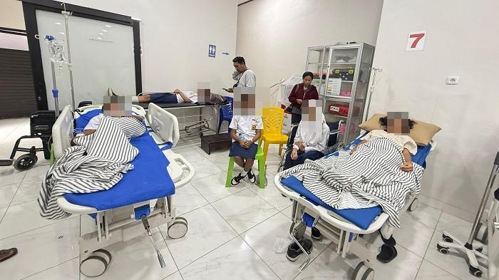 Tampak sejumlah siswa-siswi SMPN 8 Kota Kupang dirawat di rumah sakit diduga keracunan konsumsi makanan bergizi gratis.