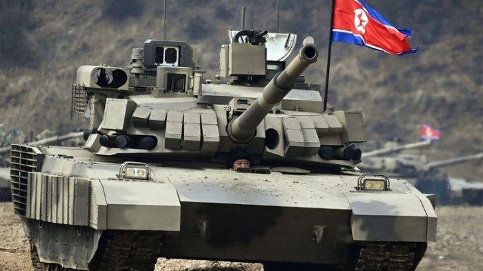 Gambar yang diambil pada 13 Maret 2024 dan dirilis oleh Kantor Berita Pusat Korea (KCNA) resmi Korea Utara pada 14 Maret 2024 ini menunjukkan pemimpin Korea Utara Kim Jong Un (tengah) dalam posisi pengemudi tank tempur utama baru.