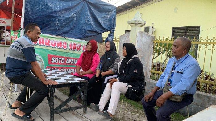 PELAKU UMKM –Pengurus KSP Kopdit Pintu Air saat menemui pelaku UMKM di Kota Waingapu, Rabu, 19 Juli 2023.