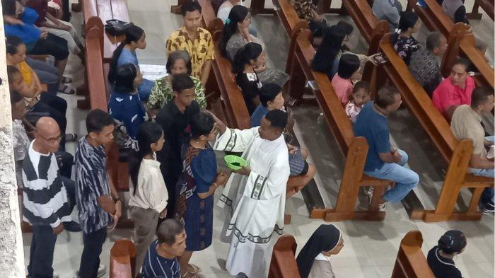 Umat Katolik menerima abu pada perayaan ekaristi di Gereja St. Fransikus Assisi Kolhua Kupang, Rabu (14/2/2024) pagi.
