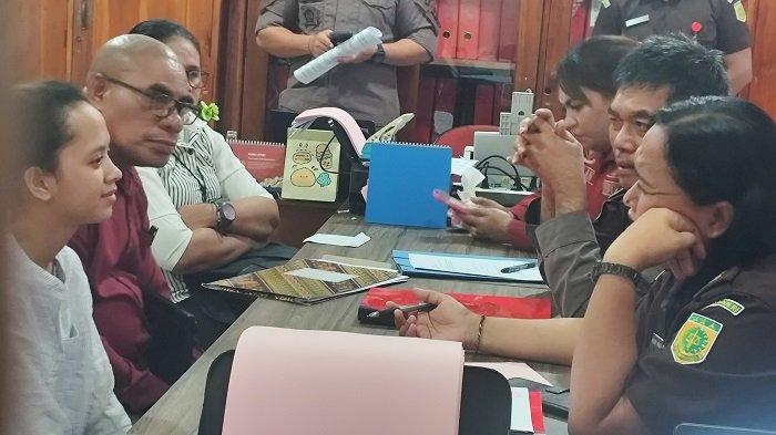 Tersangka Fani (20) saat berada dalam ruang Pidana Umum (Pidum) Kejaksaan Negeri Kota Kupang. Fani (baju putih kiri) terlibat dalam kasus eks Kapolres Ngada AKBP Fajar Lukman. Kamis, (12/6/2025).