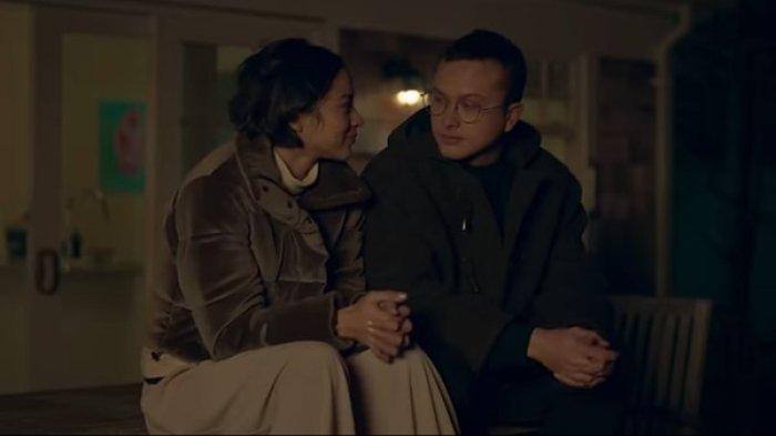 Raia (kiri) dan River (kanan) dalam film The Architecture of Love.
.