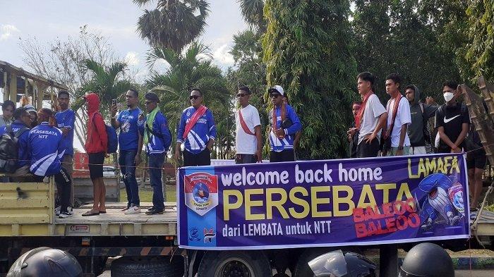 Tim Persebata Lembata berada di mobil kontainer bersama suporter melakukan konvoi di Kota Kupang