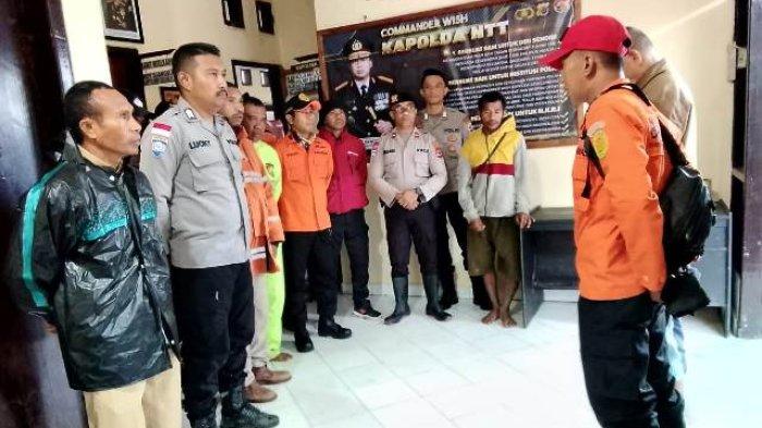 PENCARIAN - Tim Terpadu, dari Basarnas Kupang, BPPD Kabupaten TTU dan Belu, Polsek Miomaffo Barat dan warga lokal saat bersiap melakukan pencarian terhadap dua pendaki yang hilang di Gunung Mutis, Senin (30/6/2025).