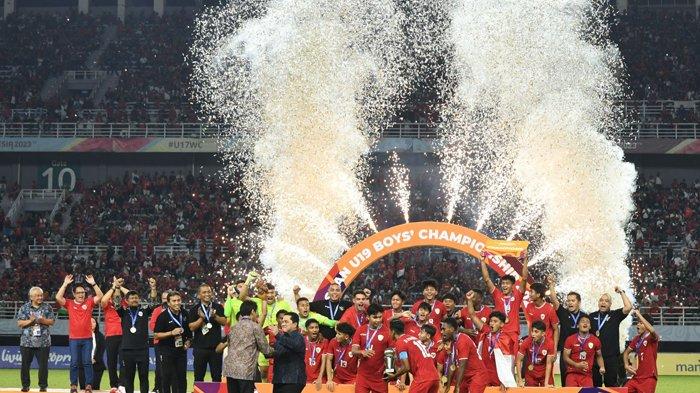 Para pemain dan ofisial Timnas Indonesia U19 meluapkan kegembiraan saat menerima penghargaan dan trofi juara di Stadion Gelora Bung Tomo Surabaya, Senin (29/7/2024) malam. Pada final ASEAN U-19 Boy's Championship 2024 Timnas Indonesia menundukkan Timnas Thailand 1-0 melalui gol Jens Raven pada babak pertama.