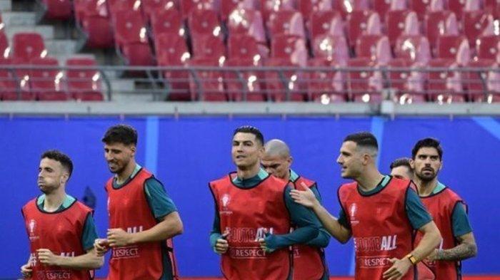 Para pemain Portugal, termasuk Cristiano Ronaldo tengah berlatih di Stadion Leipzig jelang laga kontra Ceko dalam fase Grup F Euro 2024.