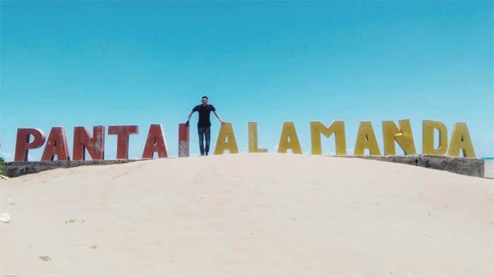 Tugu Pantai Alamanda di Kabupaten Kupang