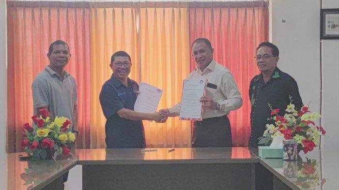 Rektor UKAW Prof Dr Ir Godlief Fredrik Neonufa, MT dan Pemimpin Redaksi Pos Kupang, Dion DB Putra meneken nota kesepahaman atau MoU di ruang kerja Rektor UKAW Kupang, Jumat (26/1/2024).