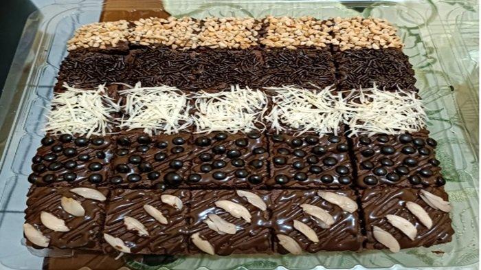 BROWNIES - Aneka toping brownies bisa didapatkan di UMKM NTT IJW Cake, dengan harga mulai Rp 60.000