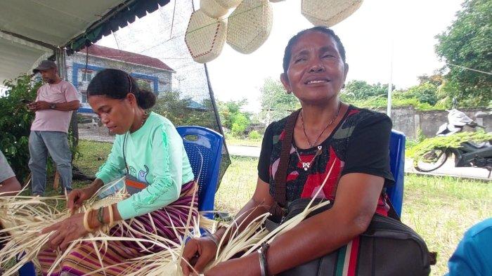 UMKM - Ibu-ibu pekerja migran purna mengayam di tenda UMKM Perpas XII Regio Nusra di Larantuka, Flores Timur, NTT, Selasa (1/7).