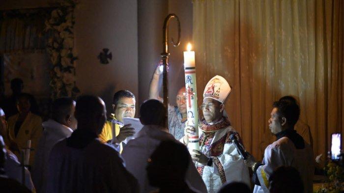 DOMINIKUS SAKU - Uskup Keuskupan Atambua, Mgr. Dominikus Saku, Pr, didampingi oleh Romo Kris Fallo, Pr sebagai konselebran memimpin Misa malam Paskah 2025 di Gereja Katedral St Maria Immaculata Atambua, Kabupaten Belu, Sabtu 19 April 2025. (POS-KUPANG.COM/KOMSOS KA)