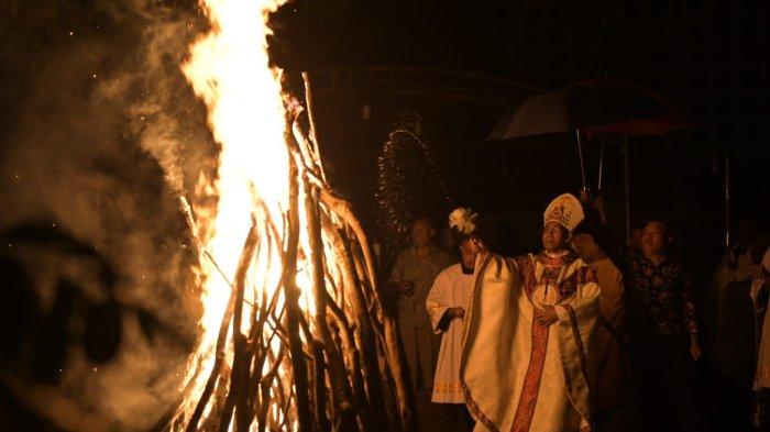 DOMINIKUS SAKU - Uskup Keuskupan Atambua, Mgr. Dominikus Saku, Pr, didampingi oleh Romo Kris Fallo, Pr sebagai konselebran memimpin Misa malam Paskah 2025 di Gereja Katedral St Maria Immaculata Atambua, Kabupaten Belu, Sabtu 19 April 2025. (POS-KUPANG.COM/KOMSOS KA)