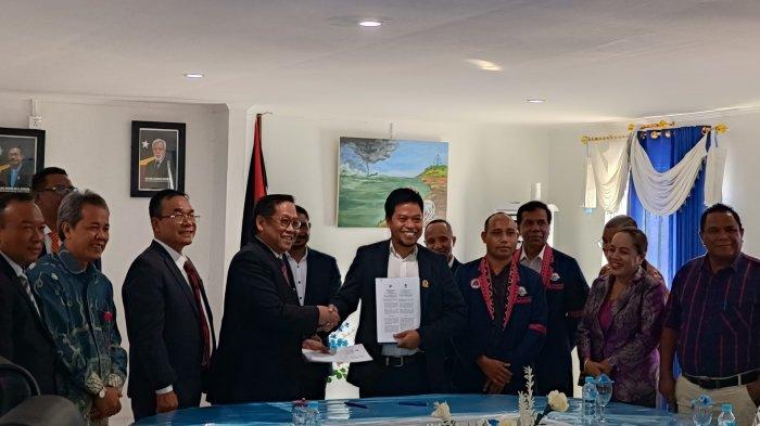 UNIVERSITAS TERBUKA - Rektor UT, Dr. Mohamad Yunus, S.S., M.A., dan Presiden IPB Timor Leste, Prof. Assoc. Adj. Acacio Cardoso Amaral, Ph.D, melakukan penandatanganan nota kesepahaman (MoU) yang berlangsung di Kantor Kementerian Pendidikan Tinggi, Sains, dan Kebudayaan (Ministério do ensino superior, ciência e cultura Timor Leste), Selasa (17/6/2025).