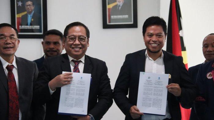 UNIVERSITAS TERBUKA - Rektor UT, Dr. Mohamad Yunus, S.S., M.A., dan Presiden IPB Timor Leste, Prof. Assoc. Adj. Acacio Cardoso Amaral, Ph.D, melakukan penandatanganan nota kesepahaman (MoU) yang berlangsung di Kantor Kementerian Pendidikan Tinggi, Sains, dan Kebudayaan (Ministério do ensino superior, ciência e cultura Timor Leste), Selasa (17/6/2025).