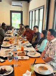 Rektor UT, Dr. Mohamad Yunus saat bersilaturahmi dengan pimpinan dan perwakilan BUMN yang beroperasi di Timor Leste terkait keberadaan Universitas Terbuka di Timor Leste.